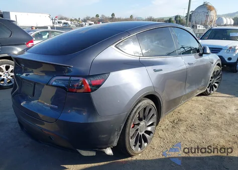 2022 Tesla Model Y Performance Dual Motor All-Wheel Drive z USA, uszkodzony, nr VIN 7SAYGDEF5NF531080
